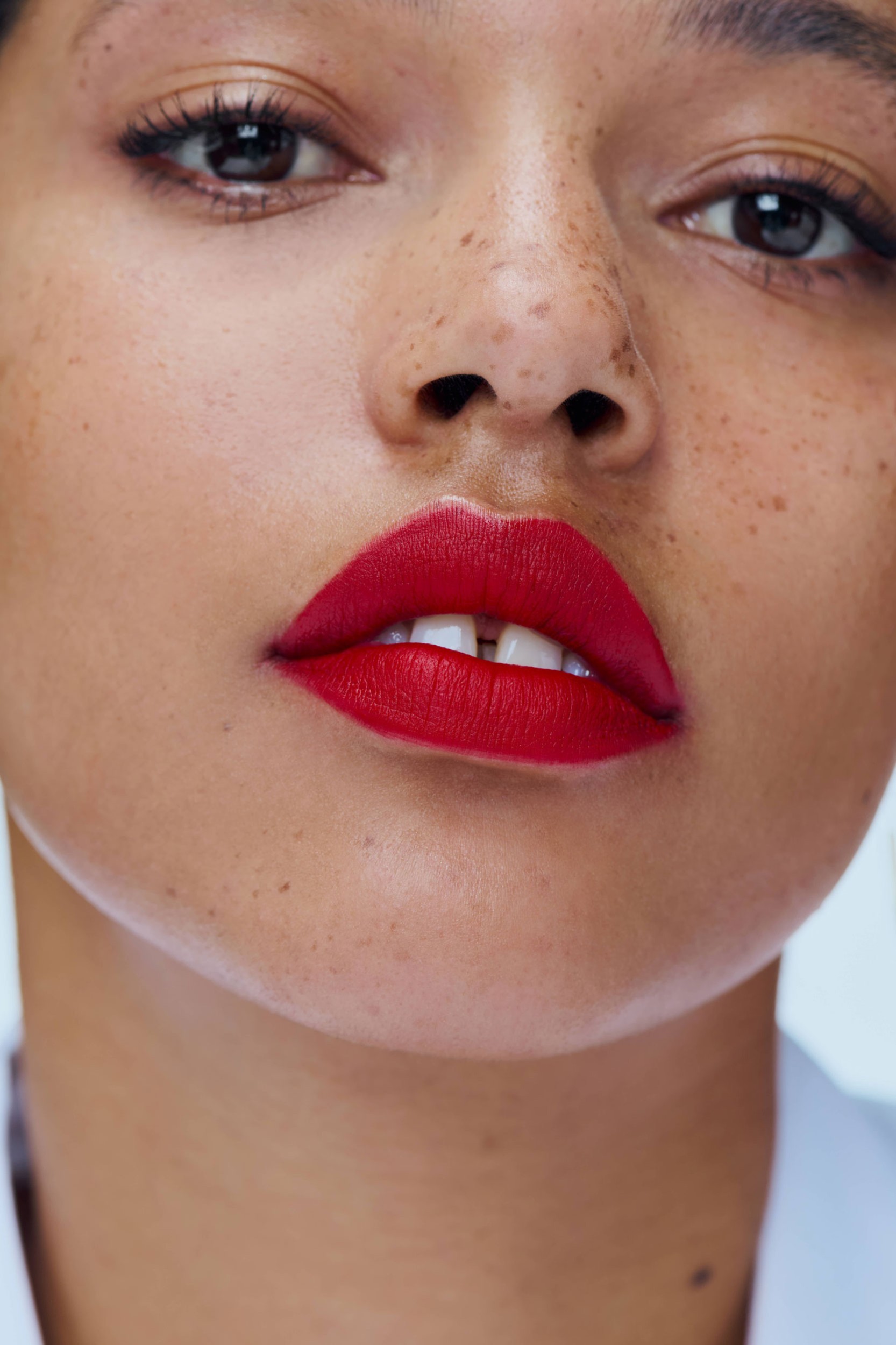 clarins_240624_zoe_kovacs_perfect_lips_ruby_0382.jpg